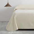 Colcha tejida Bali crema escena de cama