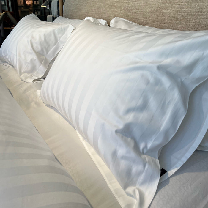 DUX Sateen stripe sengetøy hvit