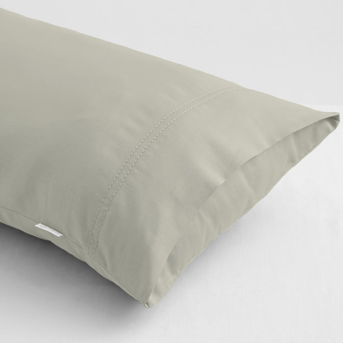 Funda almohada algodón orgánico con doble pespunte color topo - Qutun - Detalle de doble pespunte