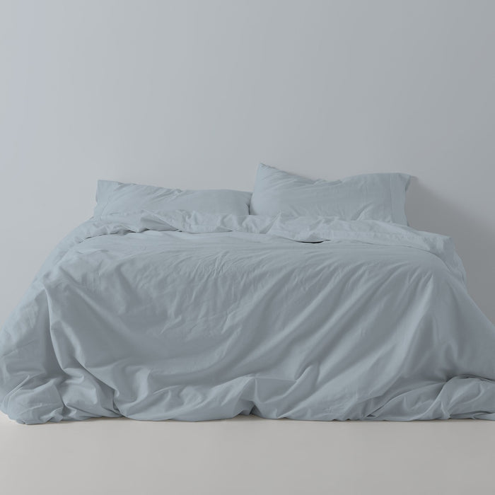 Funda nórdica lisa algodón plata escena de cama