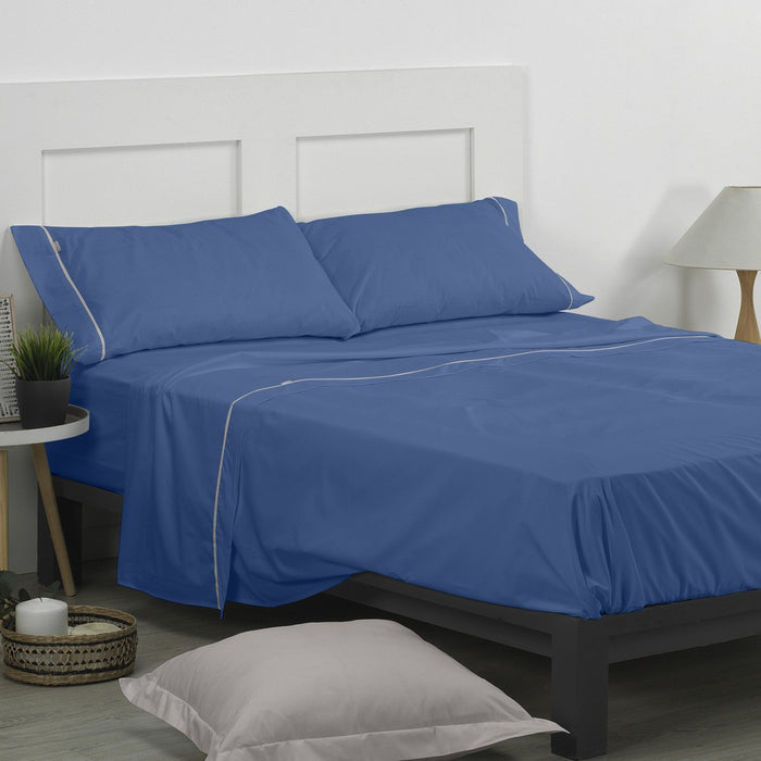 Juego de sábanas liso azulón escena de cama