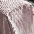 Plaid de Algodón Banús Rosa sobre sofá