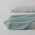 Sábana encimera algodón aqua escena de cama