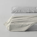 Sábana encimera algodón crema escena de cama