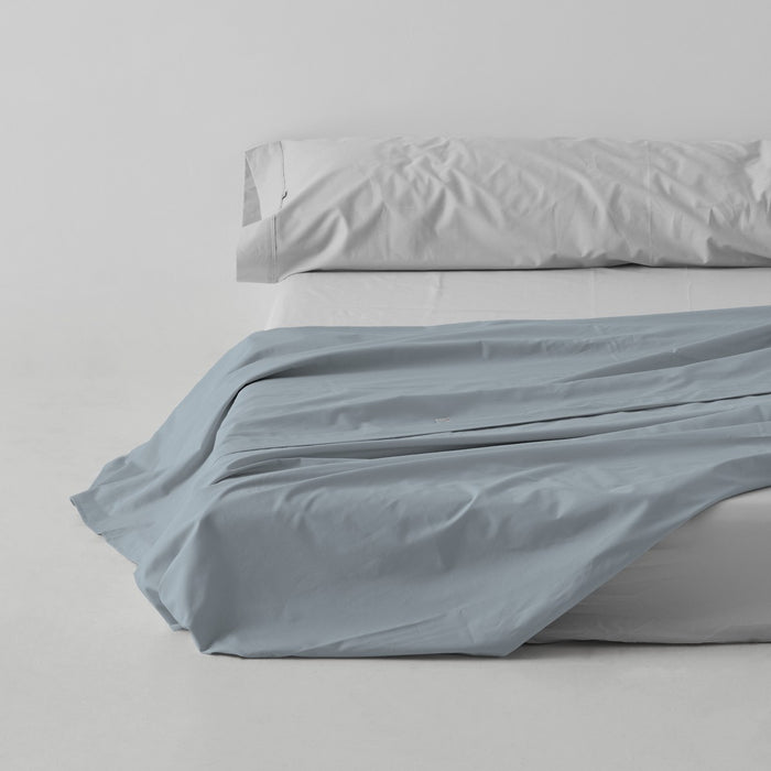 Sábana encimera algodón plata escena de cama