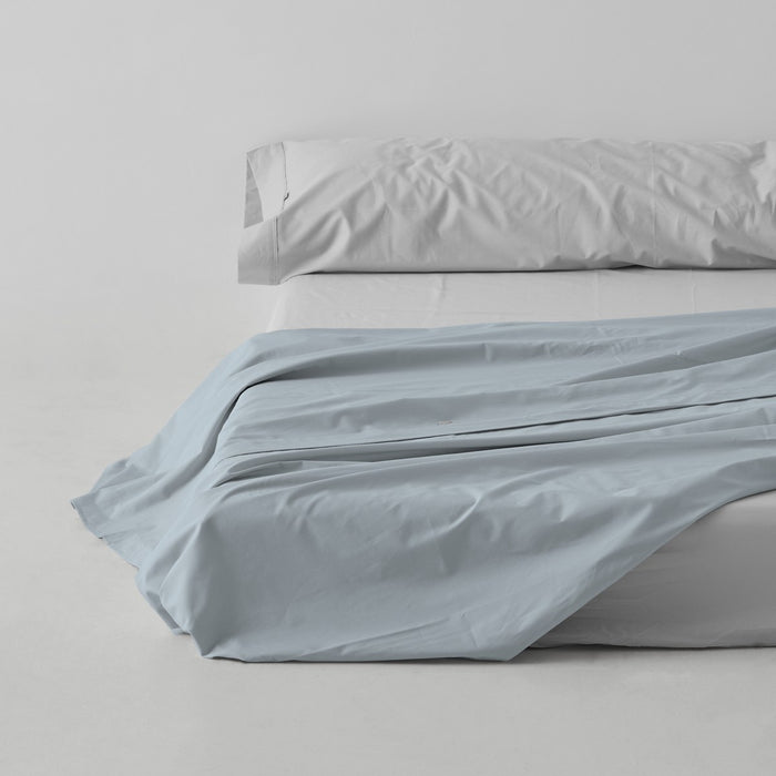 Sábana encimera algodón poliéster azul celeste escena de cama