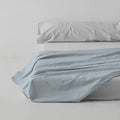 Sábana encimera algodón poliéster azul celeste escena de cama