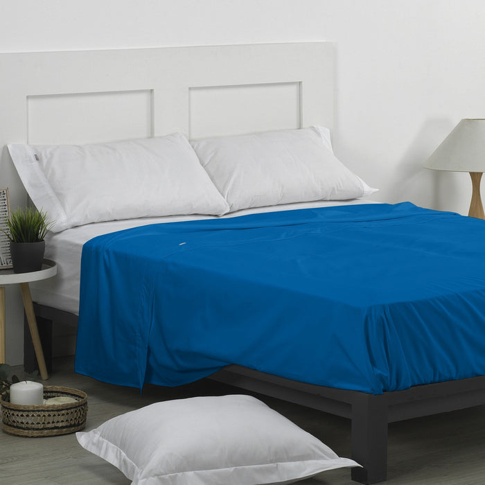 Sábana encimera 50/50 azul imperial escena de cama