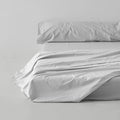 Sábana encimera satén blanco escena de cama